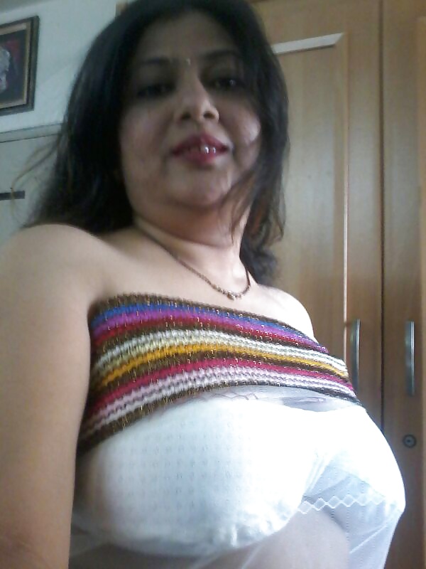 Amateur big boobs Bhabhi in transparent saree