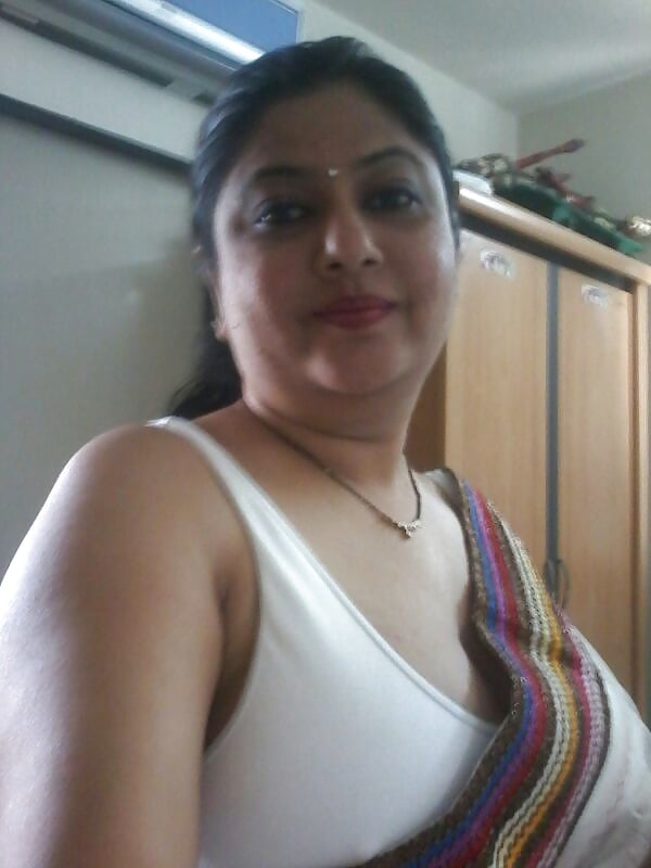 Amateur big boobs Bhabhi in transparent saree