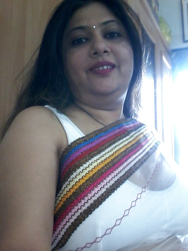 Amateur big boobs Bhabhi in transparent saree