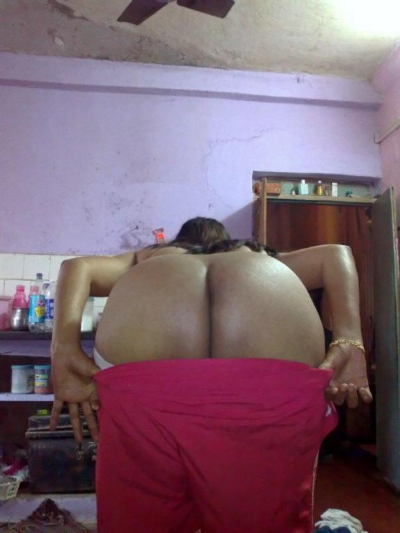 Sexy Indian desi girls expose and flaunt their huge tight ass!