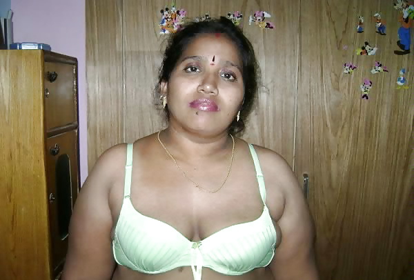 Sexy Kerala Aunty nude show on cam for her neighbor