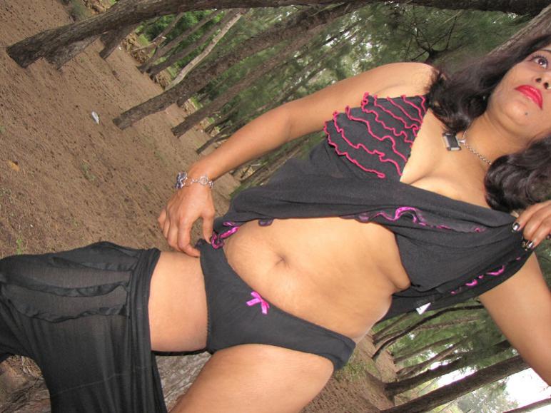 Chubby Indian MILF pics for MILF lovers