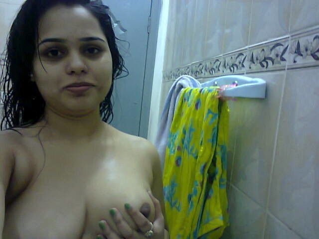 Big boobs Indian girls showing her big boobs on cam