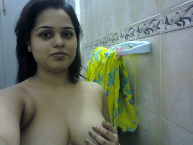 Big boobs Indian girls showing her big boobs on cam