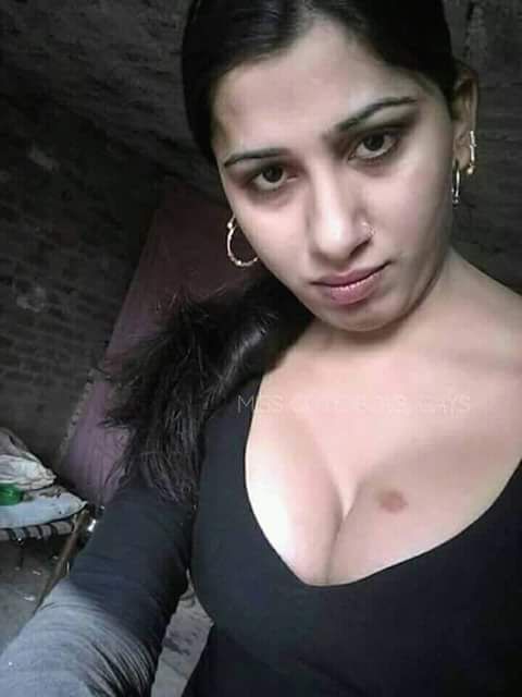 Big boobs Indian girls showing her big boobs on cam