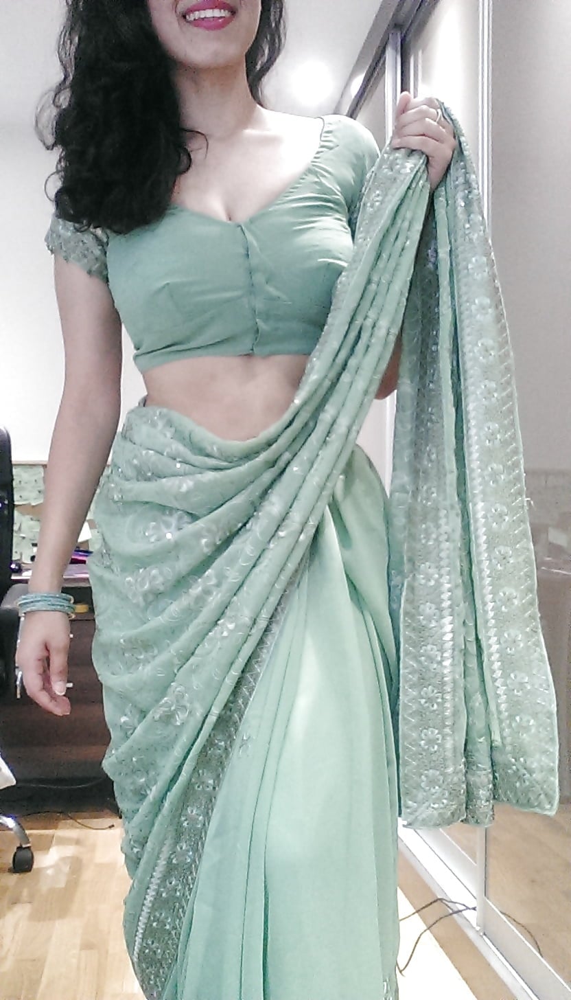 Desi girl in saree nude photoshoot