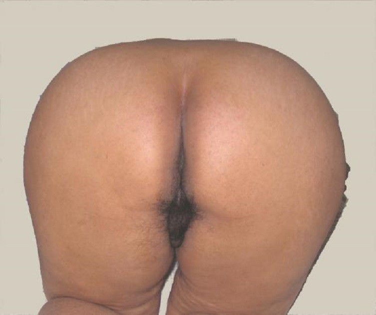 Nude pics of desi bhabhi seducing and showing off her sexy big ass