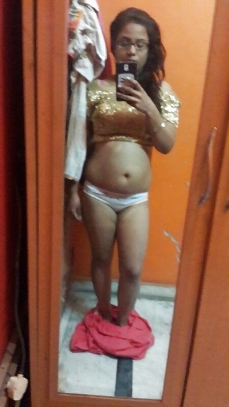 Busty Desi nude pics