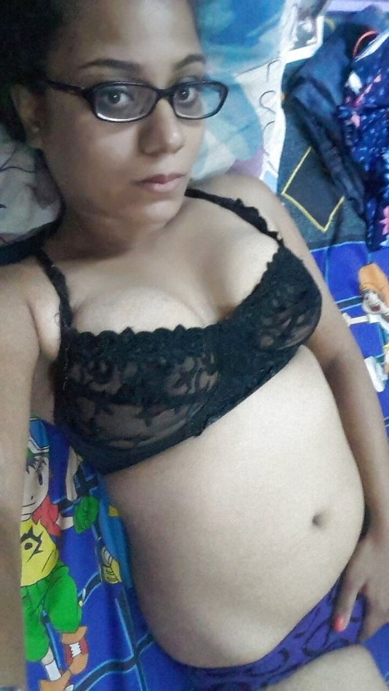 Busty Desi nude pics