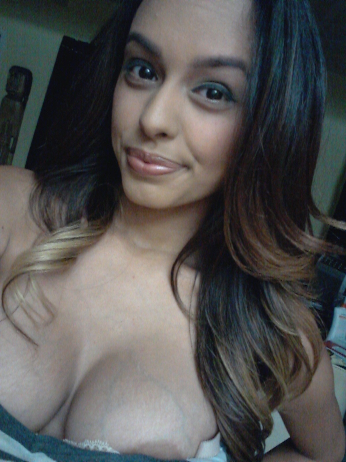 Hot NRI babe Exposes and Reveals her Boobs In selfie