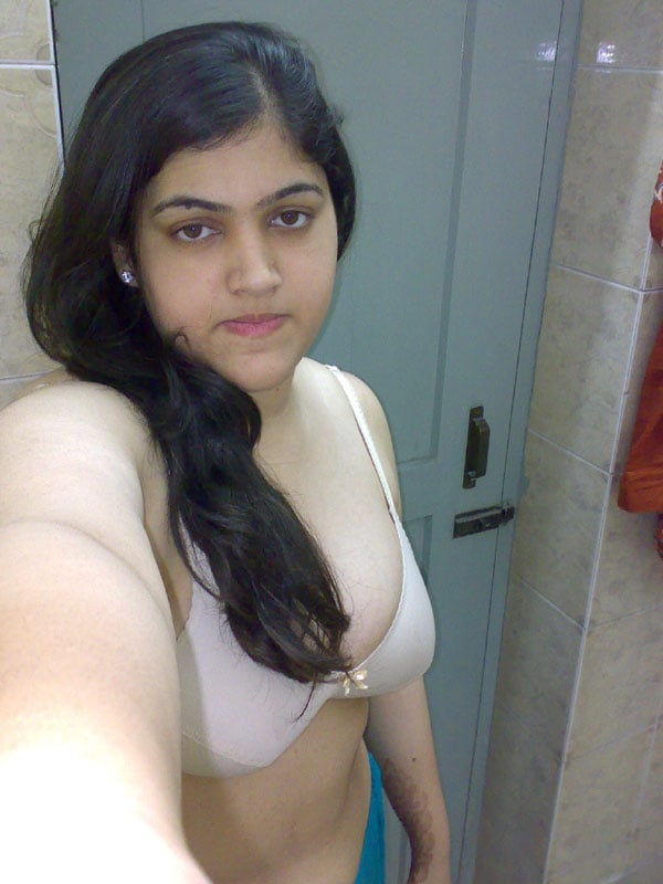 Big boob Indian college girl brings up her nude show