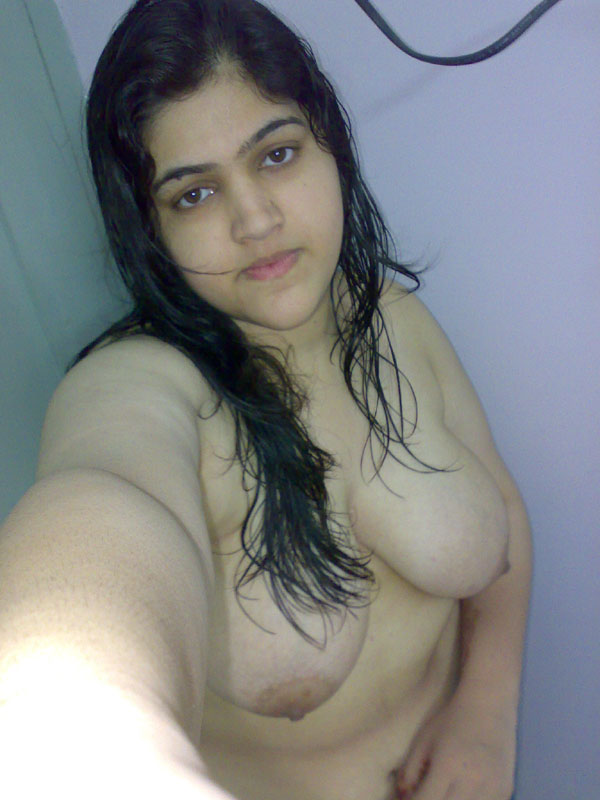 Big boob Indian college girl brings up her nude show