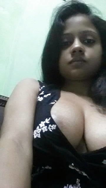 Big booby college girl exposing her topless beauty