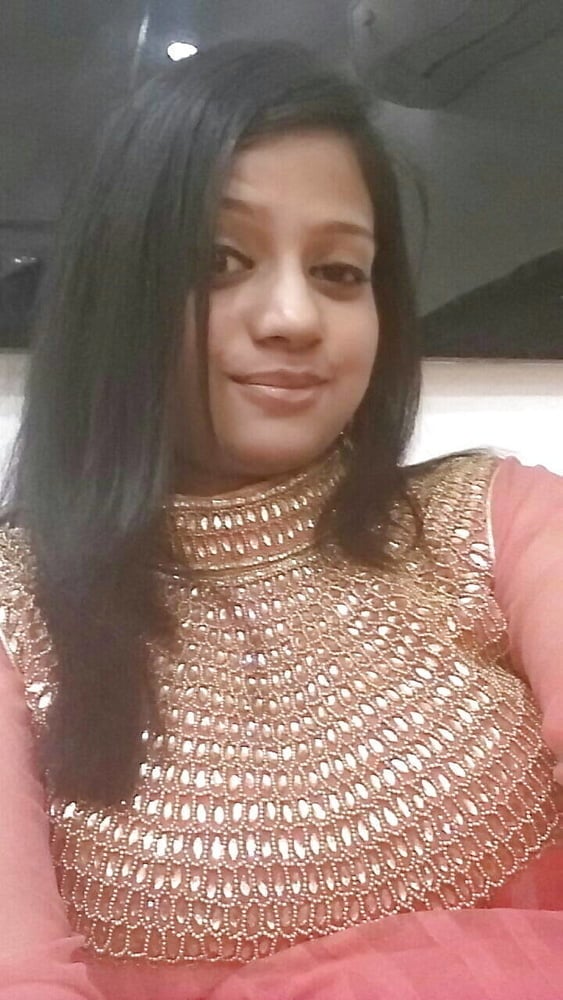 Big booby college girl exposing her topless beauty