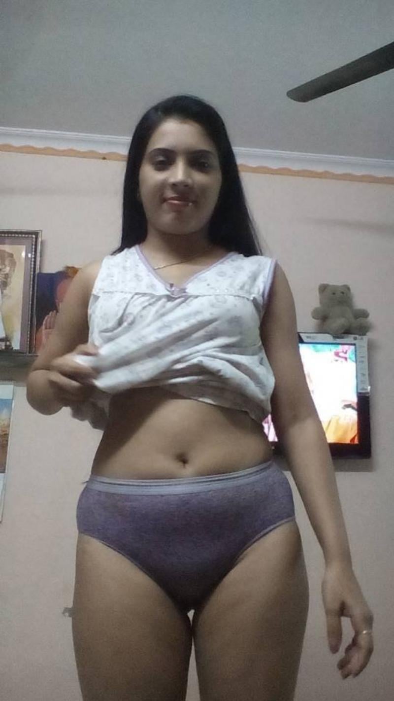 Desi Indian horny bhabhi exposes big boobs and rubs pussy