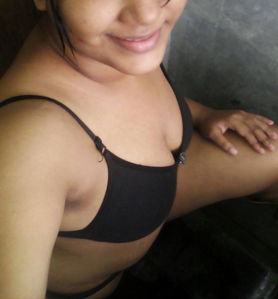 porn images of an Indian girl exposing her body on live cam