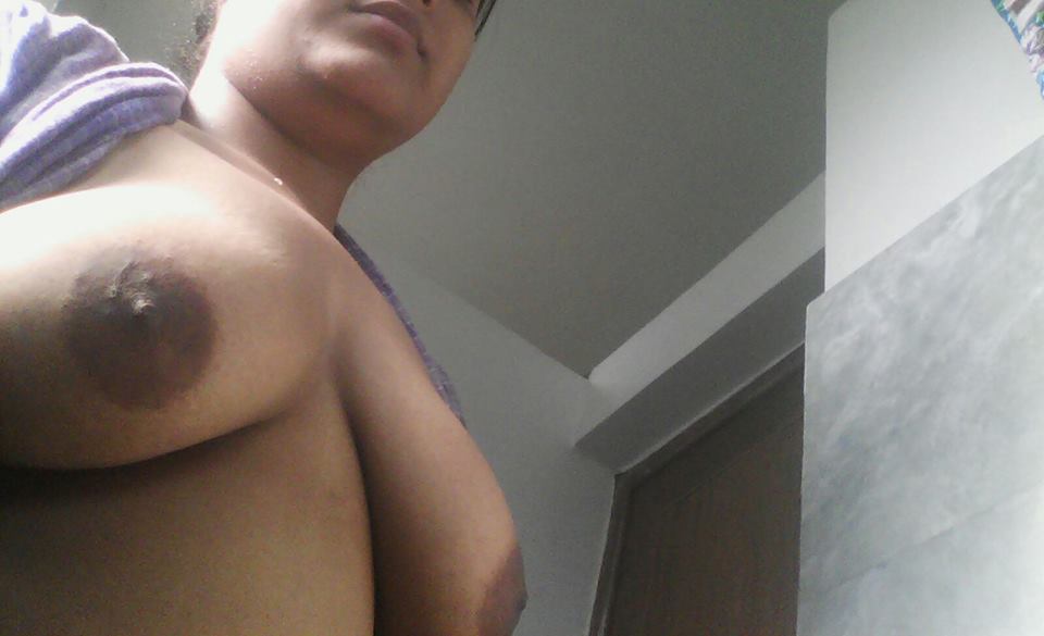 porn images of an Indian girl exposing her body on live cam