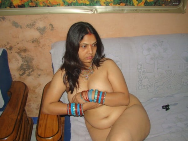 Indian bhabhi exposes her Sexy huge boobs
