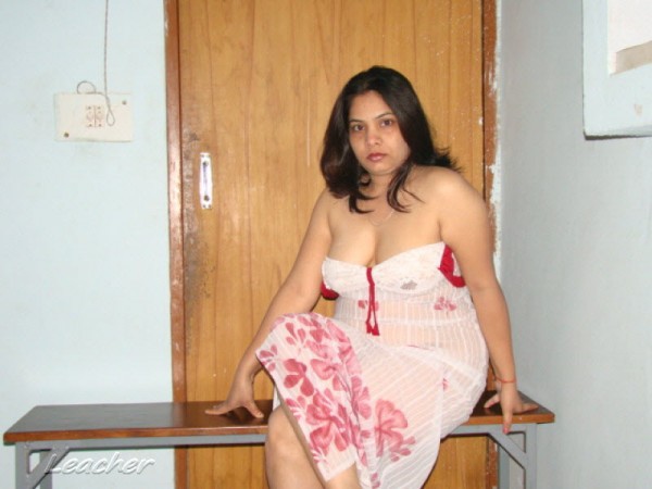 Indian bhabhi exposes her Sexy huge boobs