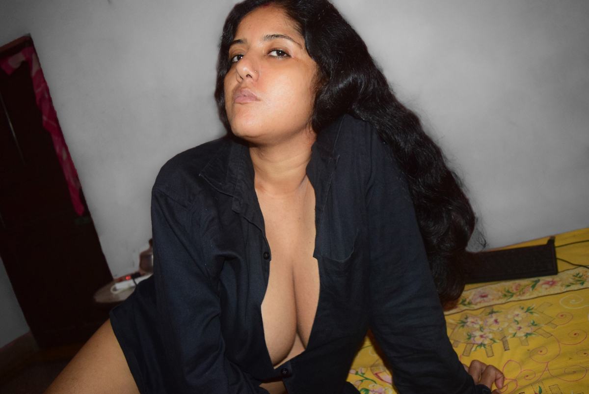 Naughty Bengali Boudi big boobs show photos
