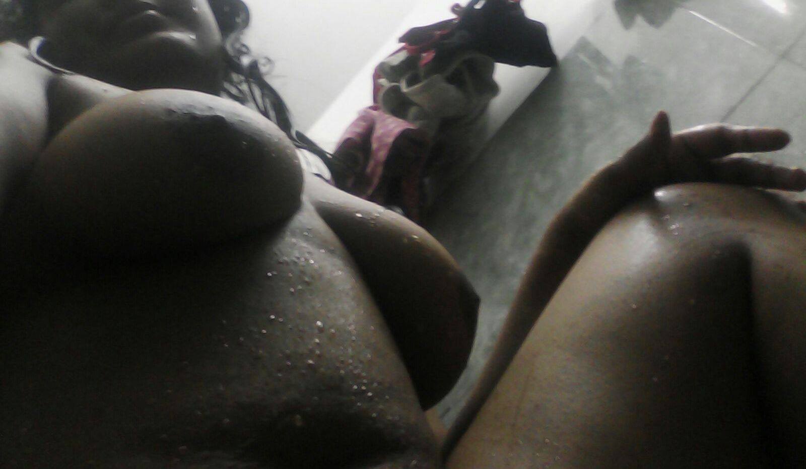 Desi nude pics of an NRI girl Arpita seducing with her big boobs