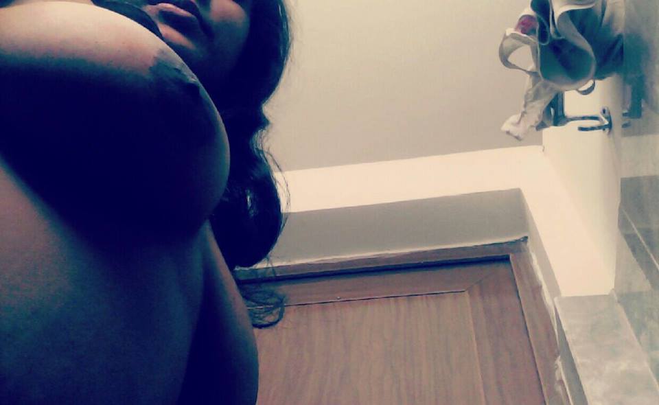 Desi nude pics of an NRI girl Arpita seducing with her big boobs