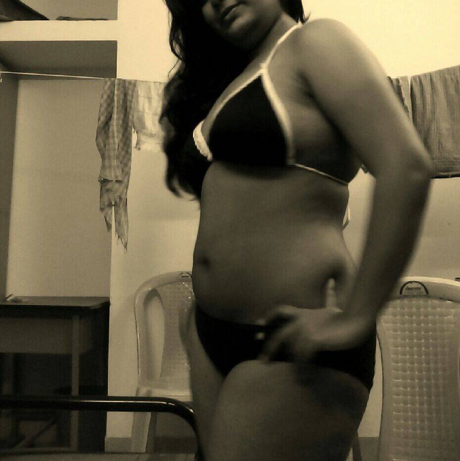 Desi nude pics of an NRI girl Arpita seducing with her big boobs