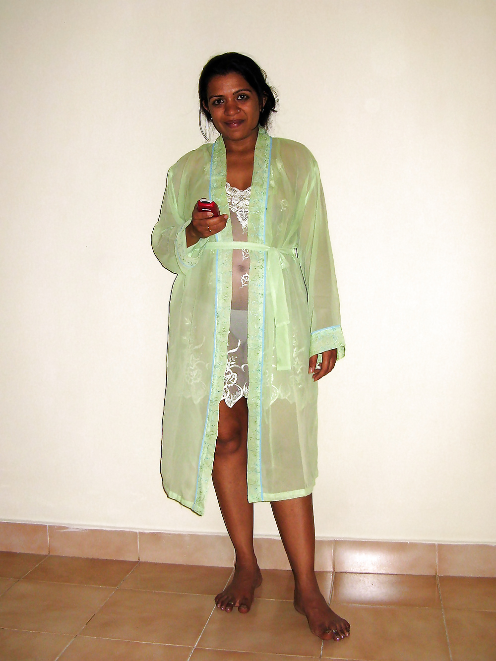 Desi MILF bhabhi exposing her hot hairy pussy on cam