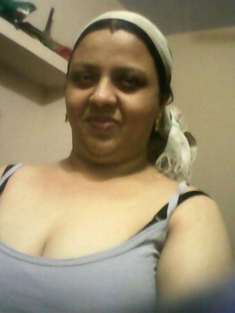 Rare and unseen Indian mom boobs pics