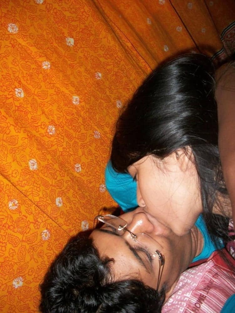 Cute Indian girl blowjob pics