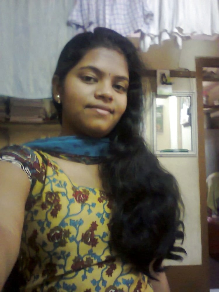 Cute looking Indian girl nude pics leaked online