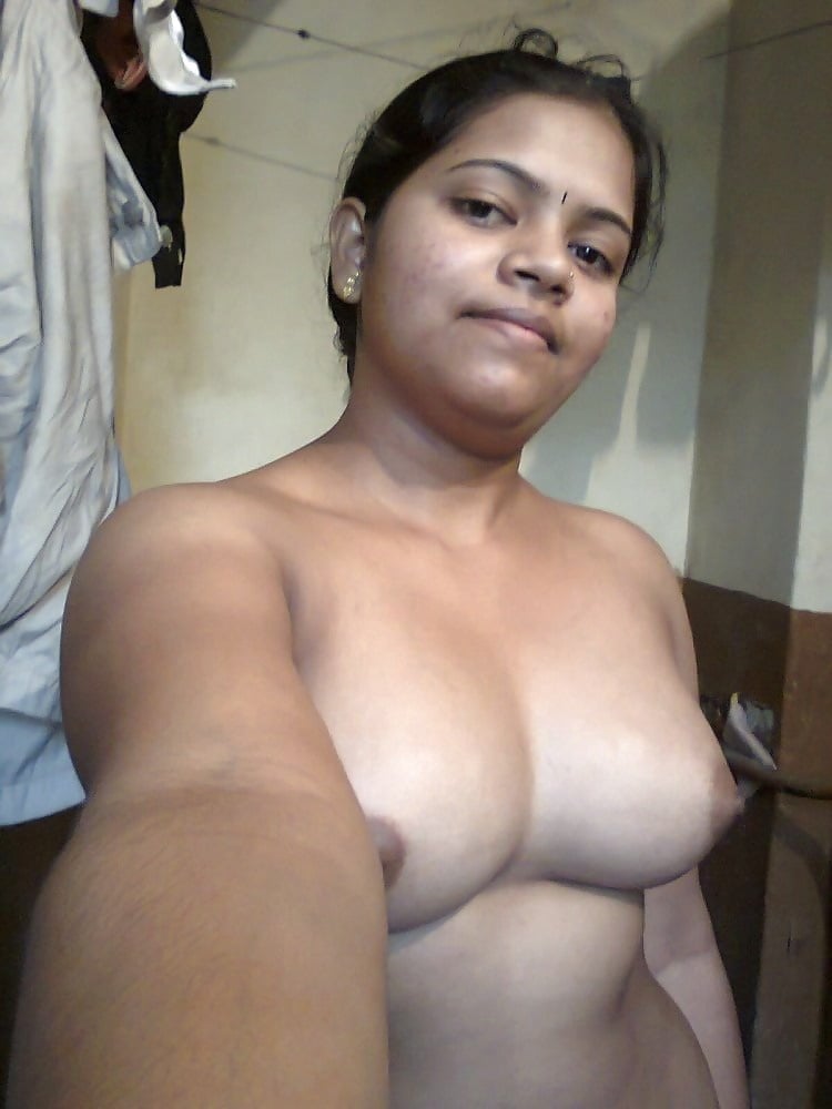 Cute looking Indian girl nude pics leaked online