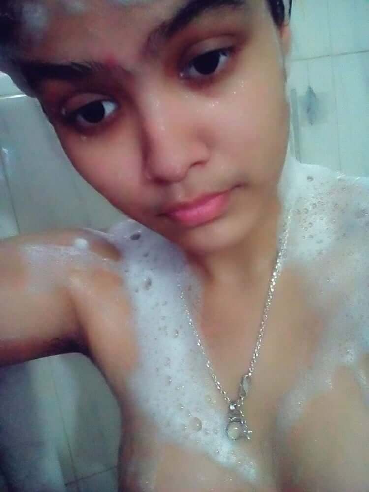 Desi Babe nude pics leaked by her boyfriend