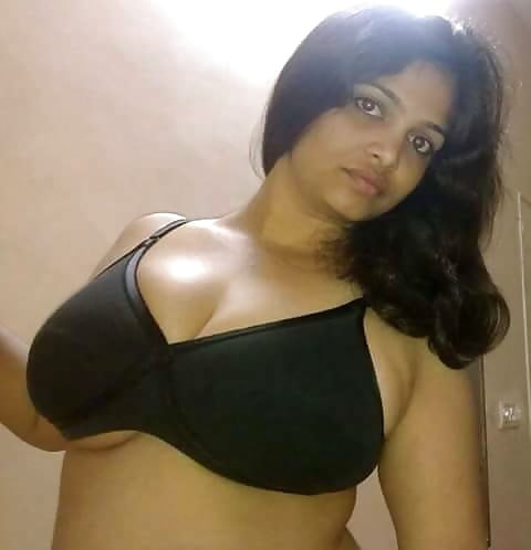 Desi Bhabhi Boobs show picture collection