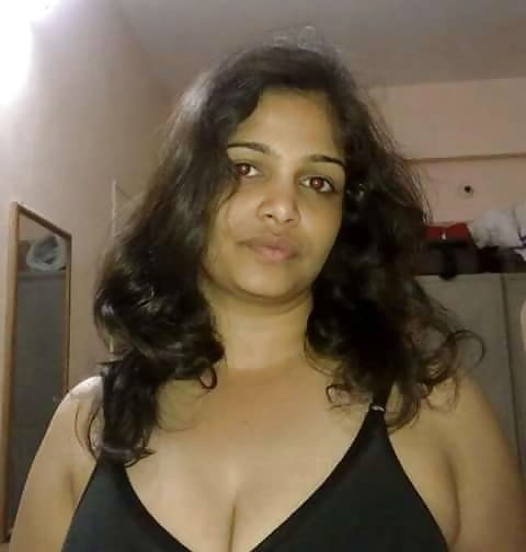 Desi Bhabhi Boobs show picture collection