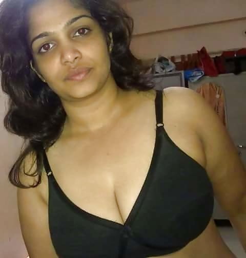 Desi Bhabhi Boobs show picture collection