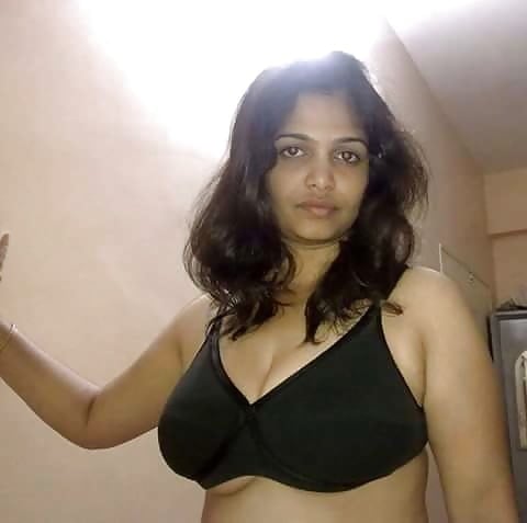 Desi Bhabhi Boobs show picture collection