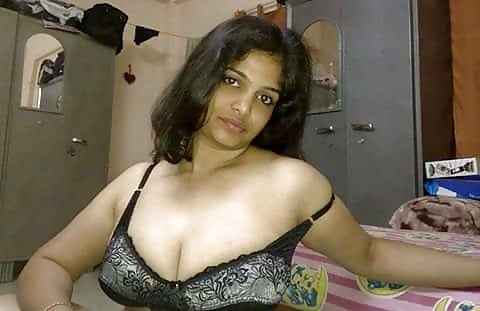 Desi Bhabhi Boobs show picture collection