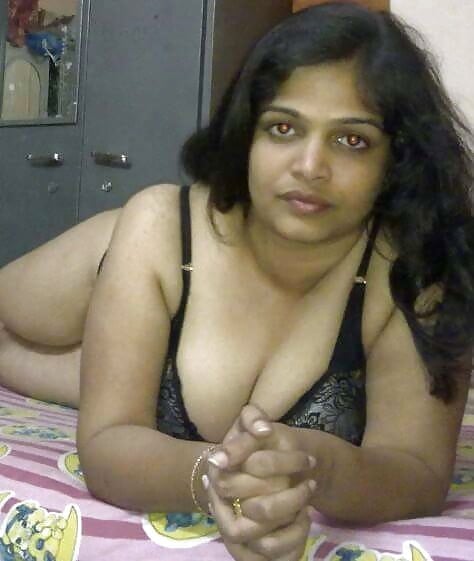 Desi Bhabhi Boobs show picture collection