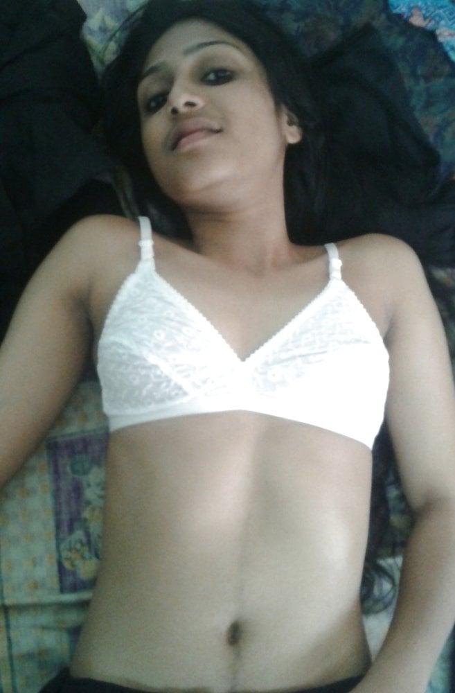 Desi college girl nude Vandana shows her sexy toned body