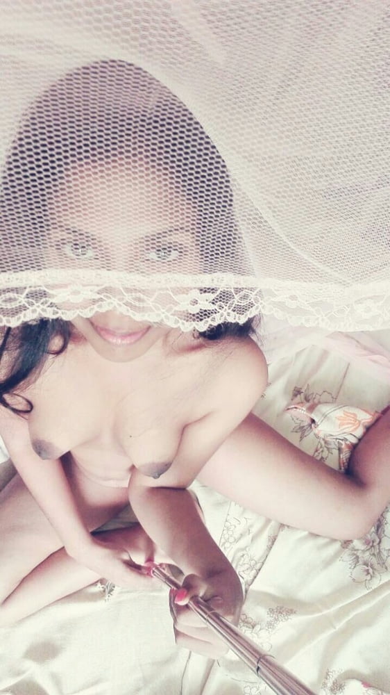 Amateur Indian college girl turns hottie before selfie cam