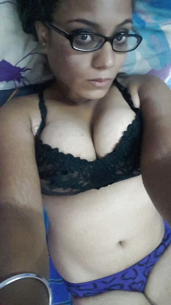 Indian college girls expose big boobs in sexy selfies