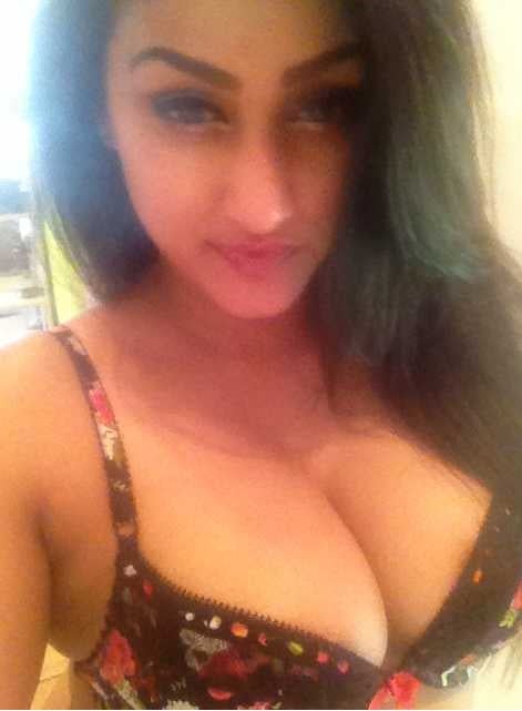 Indian college girls expose big boobs in sexy selfies