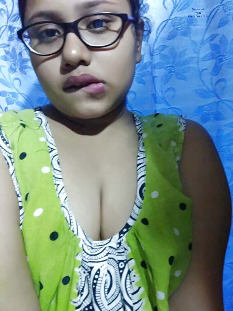 Chubby girl nude photos shared online