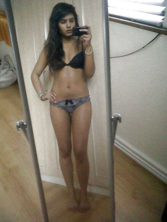 Indian XXX photos of naughty college girls taking nude selfies