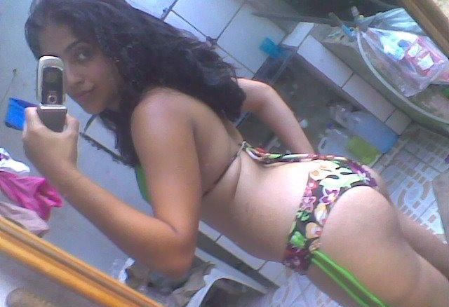 Desi Indian college girls sexy selfie pictures leaked!