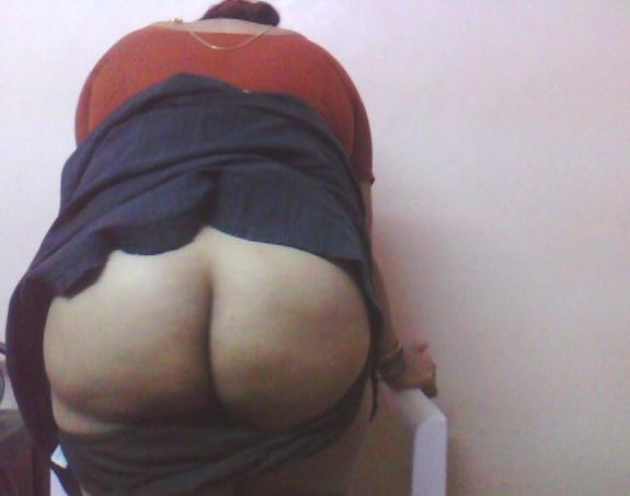 Mature aunty exposing her asset