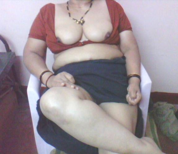 Mature aunty exposing her asset