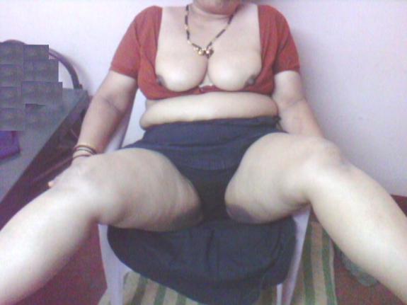 Mature aunty exposing her asset
