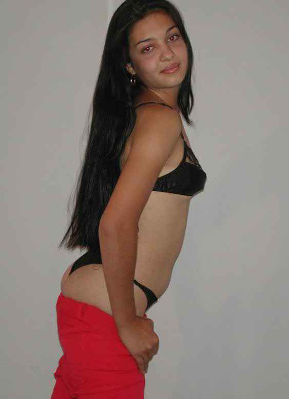 Desi Indian college girls tease and seduce with selfies